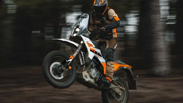 Same Engine, Different Game? KTM 390 Duke vs 390 Adventure – Don’t Buy Until You See This